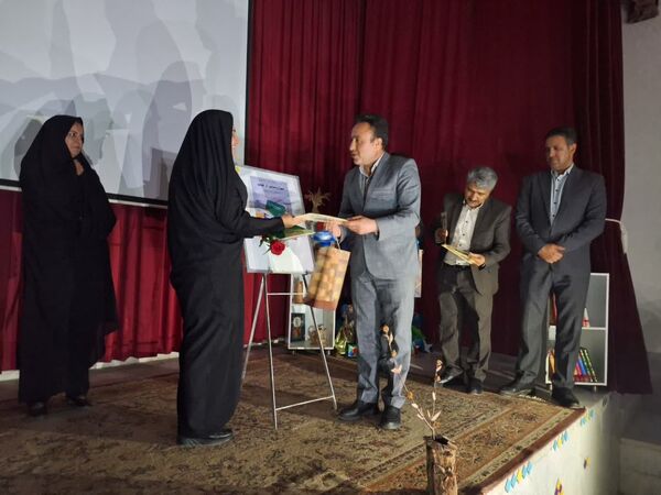 آیین رونمایی از کتاب راهنمای مدیر و معلم 