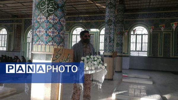 نمایشگاه شهدایی وروایتگری راوی دفاع مقدس در گلزار شهدای شهر بار نیشابور 