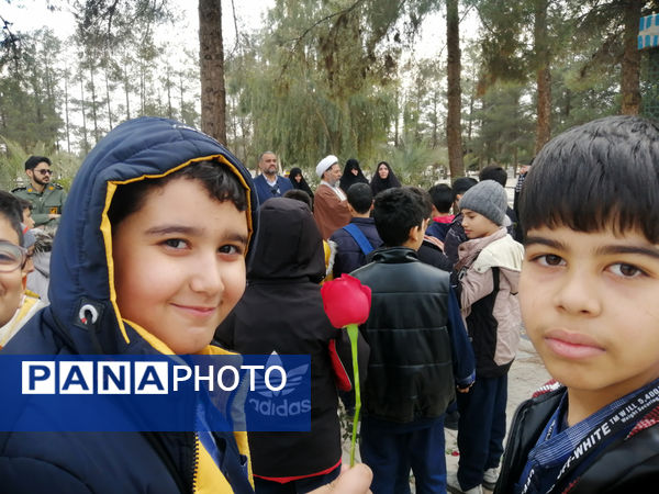 غبارروبی مزار دانش‌آموز شهید «حیدر رضایی» در قم