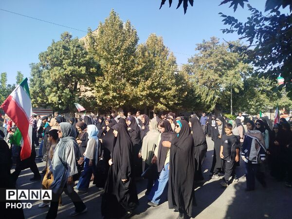هم‌قدم با خانواده به یاد حماسه‌سازان دفاع مقدس