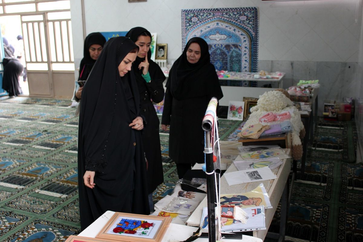 بازدید مدیر کانون فرهنگی هدایت از نمایشگاه آثار تجسمی دانش‌آموزان سوده