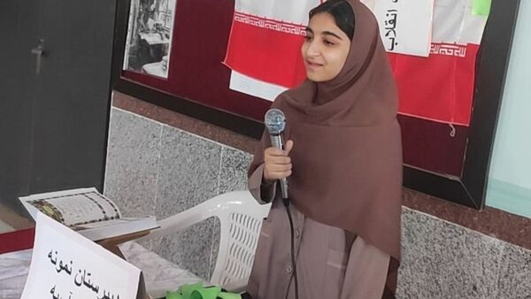 آذین‌بندی دهه فجر و نواخته شدن زنگ انقلاب در دبیرستان حضرت آسیه(س) حاجی‌آباد