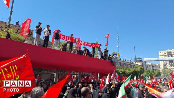 وداع با اشک و مشت‌های گره‌خورده؛ پلاکاردهای انتقام برافراشته شد