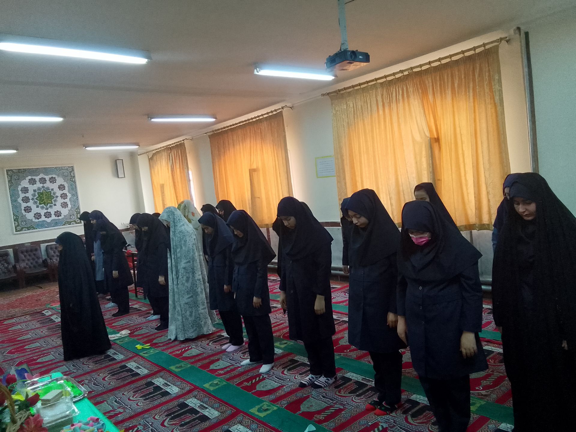 نماز جماعت رنگین در مدرسه‌ مدرس تبریز