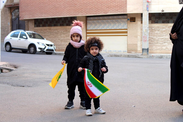 جلوه‌هایی از حضور نوجوانان در مراسم تشییع و خاکسپاری شهدای گمنام