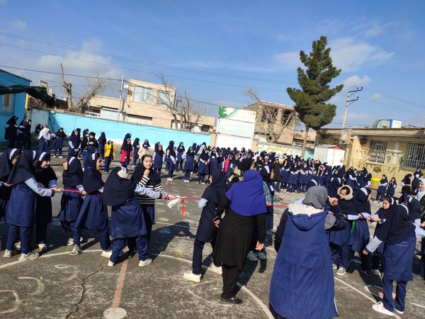  مسابقه طناب کشی به مناسبت دهه فجر در مدرسه ناهید نخودی 