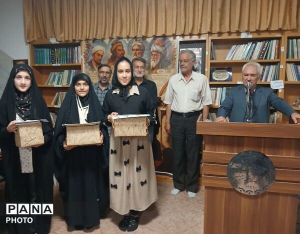 تجلیل از دانش آموزان برگزیده مسابقات شعرخوانی و مشاعره در قم