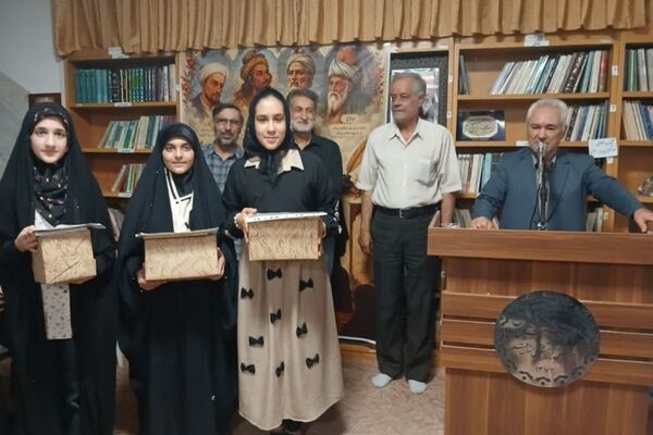 تجلیل از دانش آموزان برگزیده مسابقات شعرخوانی و مشاعره در قم