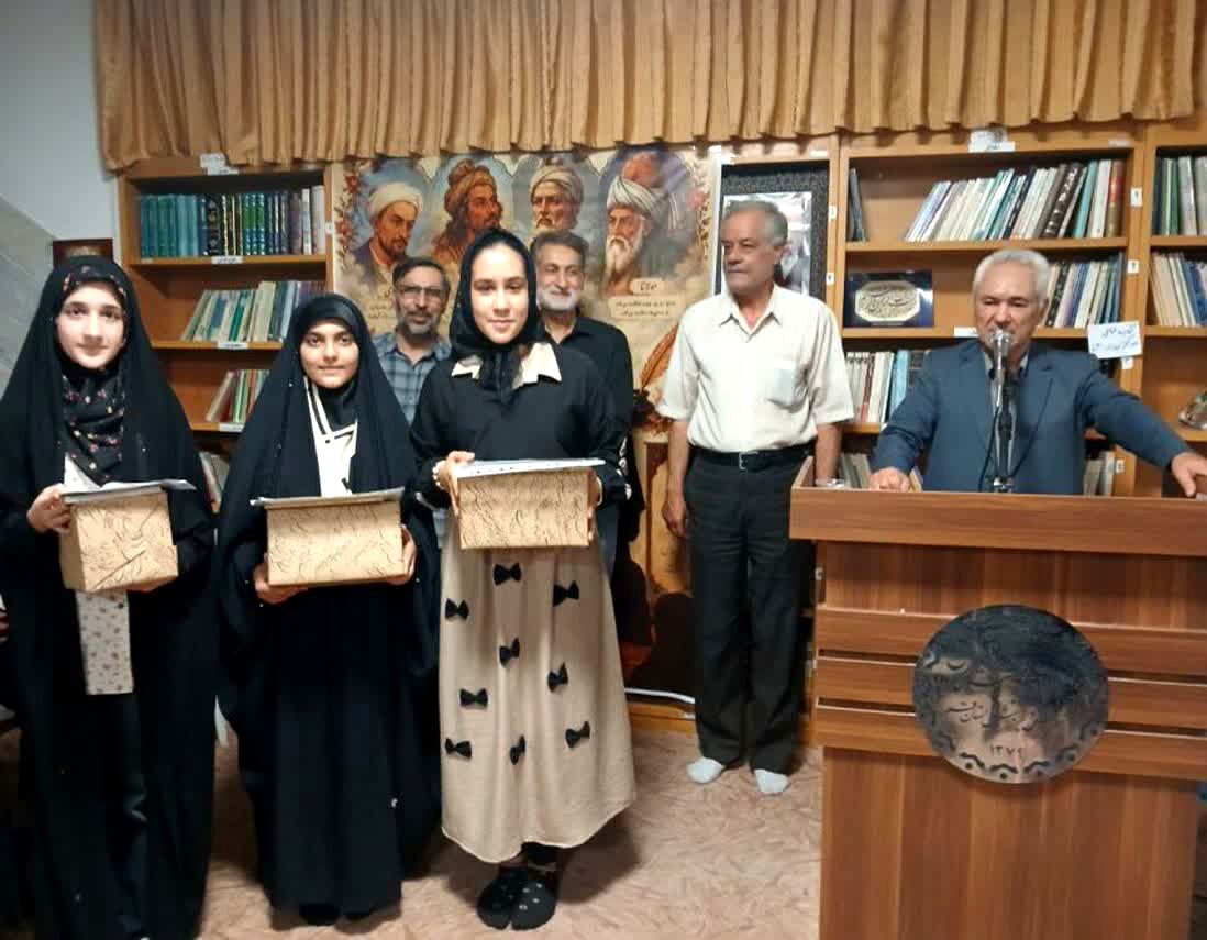 تجلیل از دانش آموزان برگزیده مسابقات شعرخوانی و مشاعره در قم