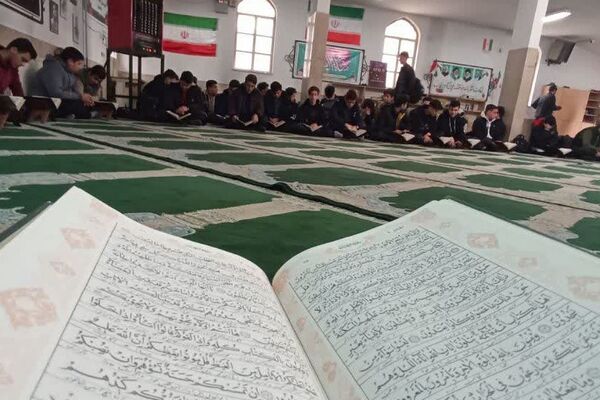 برگزاری محفل انس با قرآن به مناسبت ماه مبارک رمضان در مدارس ناحیه دو شهرری 