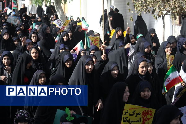 جلوه‌هایی از حضور حماسی دانش‌آموزان قم در راهپیمایی یوم الله ۱۳ آبان