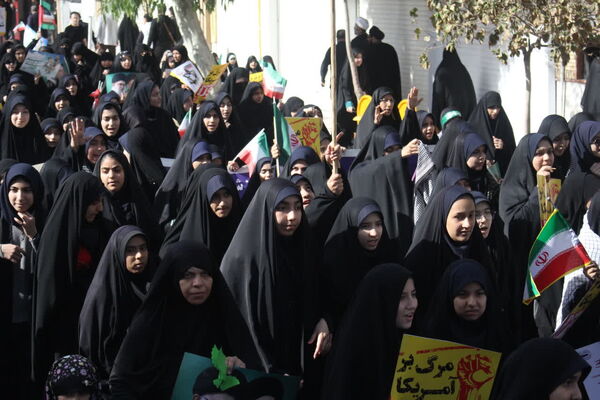 جلوه‌هایی از حضور حماسی دانش‌آموزان قم در راهپیمایی یوم الله ۱۳ آبان