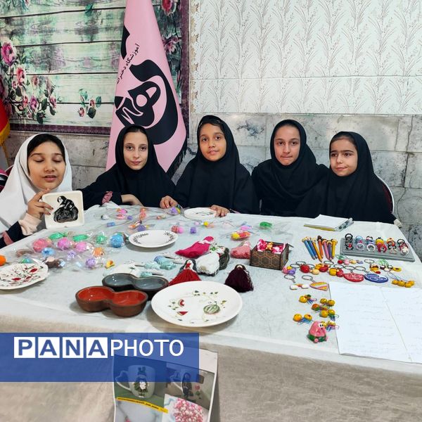 بازارچه کار آفرینی و دست سازه‌های دانش‌آموزی در دبستان دخترانه هدی