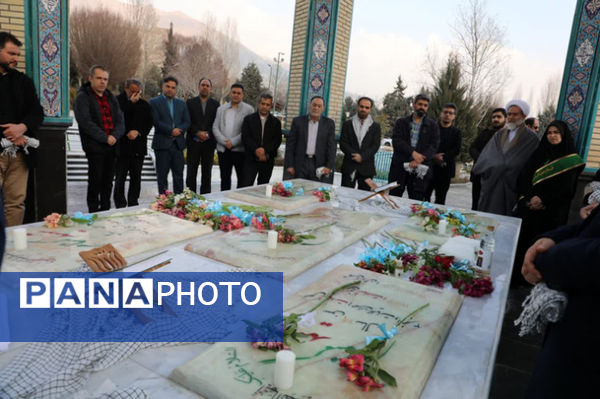 آیین گلباران مزار شهدا و غرس نهال به یاد شهدا در دانشگاه آزاد واحد کرج