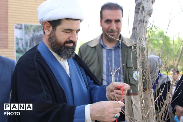 نهال کاری در فاروج به یاد دانش‌آموزان میناب 
