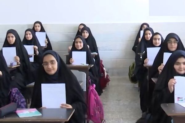 نامه دانش آموزان مدرسه ای در قم به بانوی آزاده «مهدیه اسفندیاری»