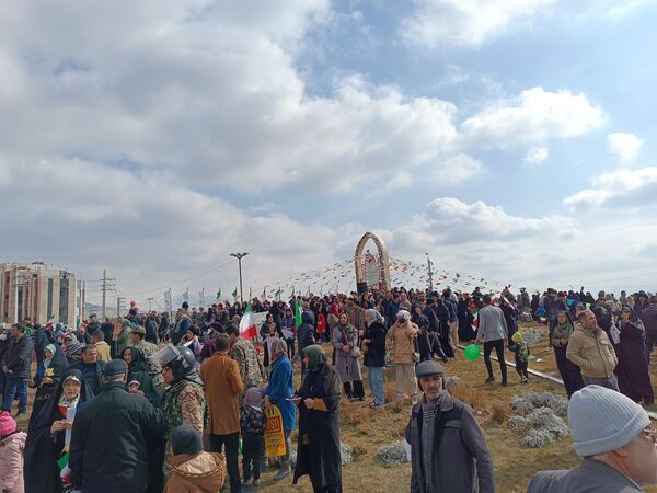 حضور دانش‌آموزان در راهپیمایی ۲۲ بهمن شهرستان پردیس 