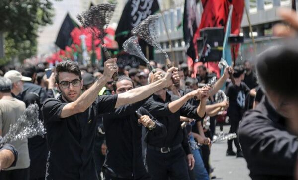 رود اشک و عشق در مسیر حرم همزمان با شکوه عزاداری هیئات‌ در خیابان‌های مشهد