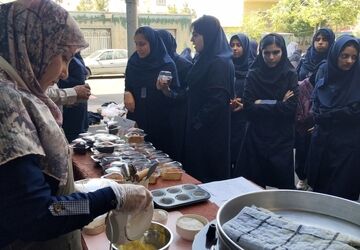 یک روز شاد با عنوان «رویداد شادی به رنگ ایثار» در دبیرستان شاهد عصمت برگزار شد