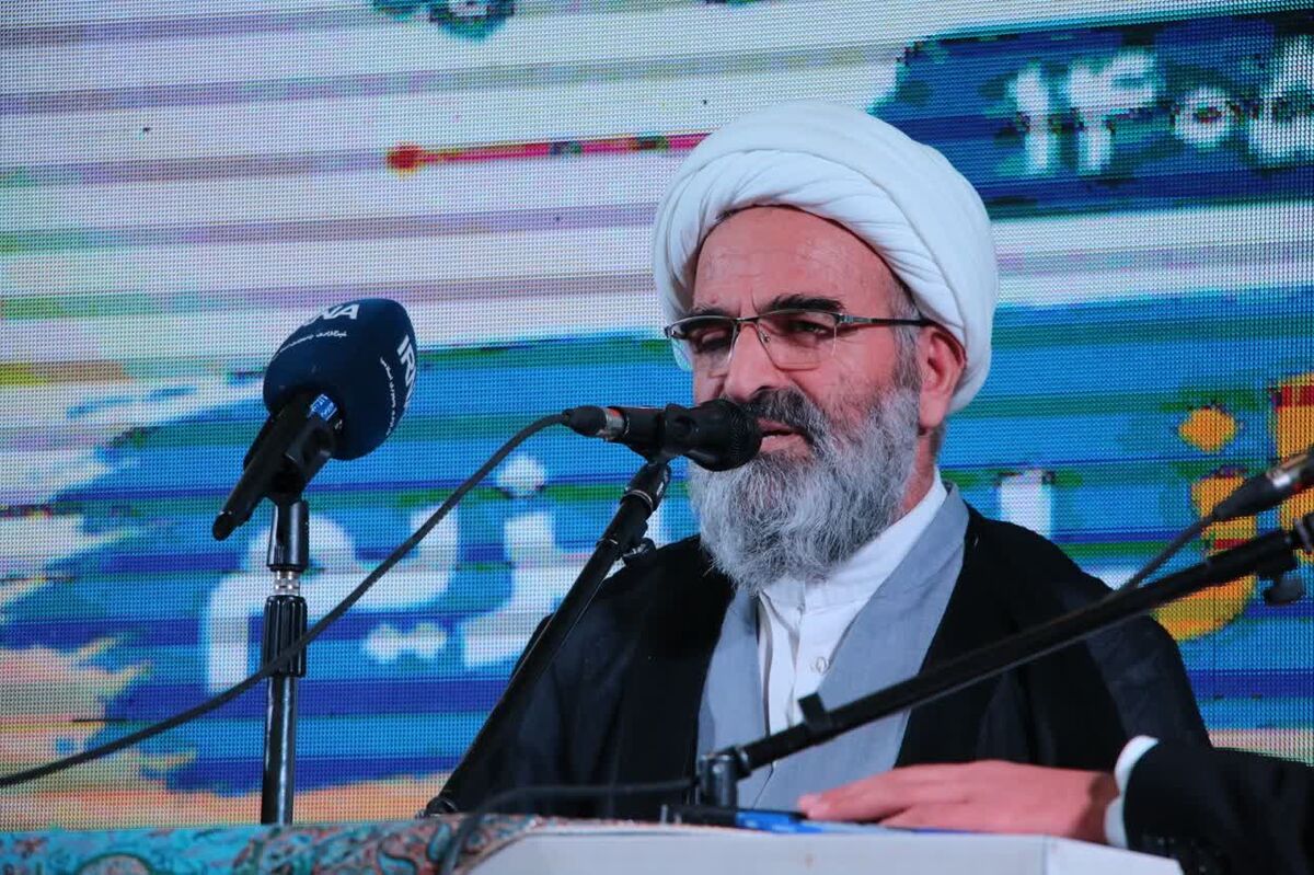 سجده در برابر خداوند، جلوه‌ای از بندگی و دوری از خودبرتربینی است