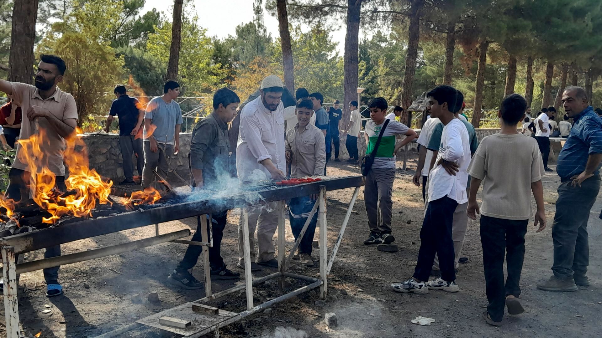 خودکفایی در آشپزی؛ دانش‌آموزان جوجه را از زغال تا سفره رساندند
