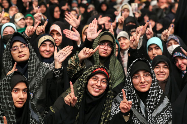 دیدار جمعی از رأی اولی‌ها و خانواده‌های شهدا با رهبر انقلاب اسلامی