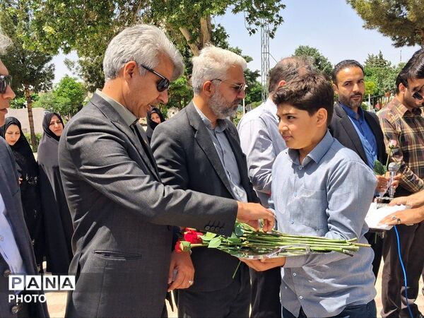 هدیه‌ای از دلِ فرهنگیان کاشمر به آسمان؛ غبارروبی مزار شهدا پیش از نماز جمعه