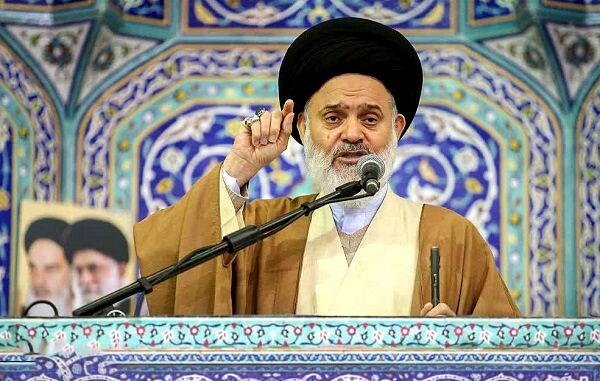 حضرت امام با گام‌های بلند خود به کمالات انسانی دست یافت