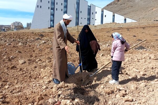 روز درختکاری در شهرکرد 