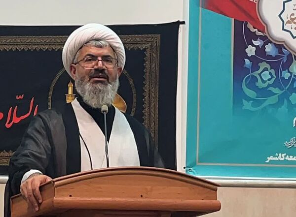 دیدار اعضای بسیج دانش آموزی و اعضای انجمن اسلامی با امام جمعه شهرستان کاشمر 