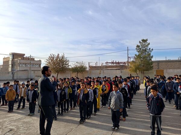 مراسم صبحگاهی در مدرسه پسرانه برادران ابراهیمی نیا