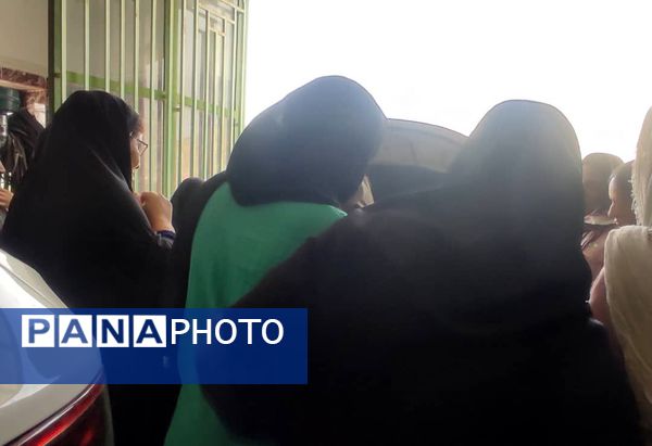 بانوان حاجی‌آباد در کارگاه تعمیرات ماشین