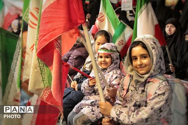 زن و مرد و پیر و جوان این شب ها در اجتماعات خیابانی مشهد مقدس