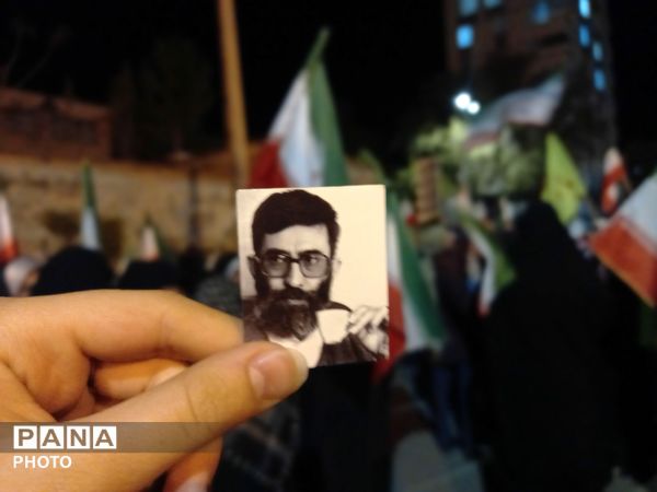 مردم تویسرکان در تجمع شبانه بر استمرار همراهی با انقلاب تأکید کردند