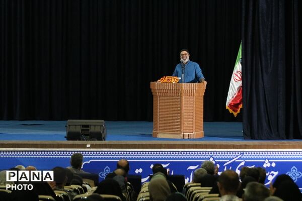 میزبانی میبد از طنزپردازان یزدی در شبی سرشار از لبخند