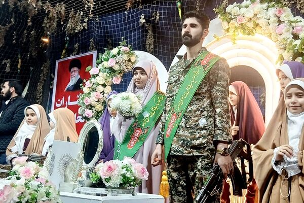 عقد یک زوج بسیجی در حاشیه تجمع؛ قاب متفاوتی از «حماسه حضور» در بناب