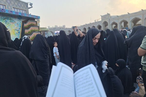 نجوای عاشقانه زائران در روز عرفه؛ مشهد الرضا غرق در زمزمه‌های بندگی