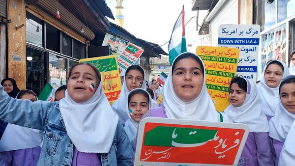 حضور پر شور نسل آینده در راهپیمایی روز دانش آموز 