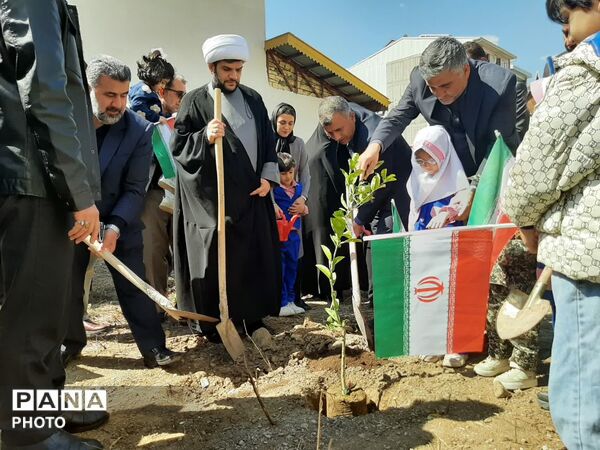 کاشت ۴۰ اصله نهال  به مناسبت چهلمین روز شهادت‌ قائد امت اسلامی ودانش آموزان میناب در تالش