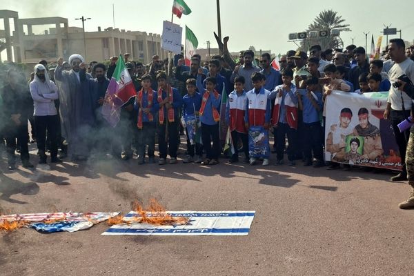 راهپیمایی بزرگ ۱۳ آبان در بوموسی با حضور پرشور دانش‌آموزان