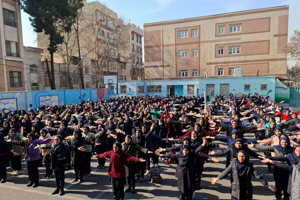 تمرین دانش‌آموزان دبیرستان حضرت ولیعصر (عج) ری یک جهت حضور در برنامه یاوران انقلاب