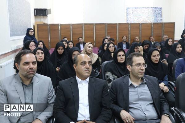 «سپاس معلم» در تبریز؛ آیین تجلیل از معلمان نمونه ناحیه یک با حضور فرماندار 