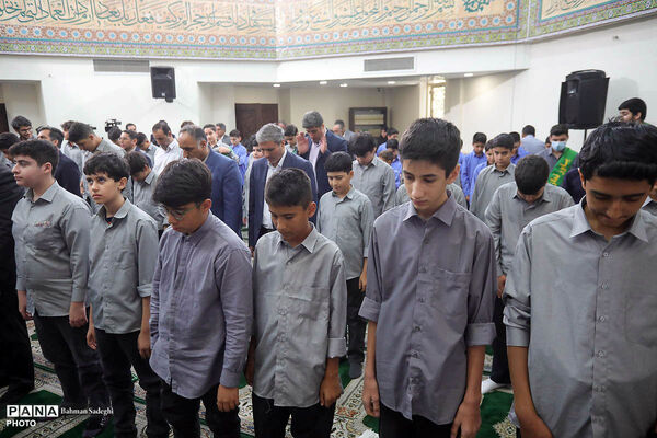 محفل انس با قرآن کریم و اقامه نماز جماعت در نخستین روز بازگشایی مدارس
