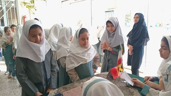 تمرین مردم سالاری در دبستان لطیفه، دانش‌آموزان پای صندوق‌های رأی رفتند