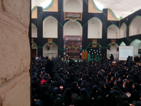 حضور دانش‌آموزان دبیرستان دخترانه شهید درعلی فراشاه در اجتماع «دختران فاطمی» شهرستان تفت 