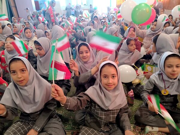 برنامه های فجر انقلاب در آموزشگاه بنیاد۱۵ خرداد ابرکوه