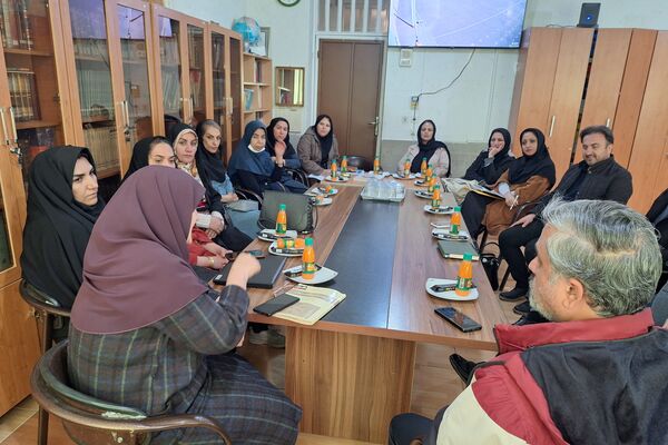 جلسه انجمن اولیا و مربیان و هیات امنا برای فردای دانش‌آموزان دبیرستان پویش شیراز 