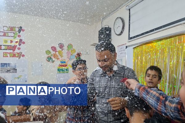 معلم مشعل دانش و چراغ هدایت است