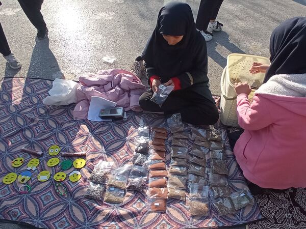 برپایی بازارچه‌ دانش‌آموزی در دبیرستان دلیری مشهد