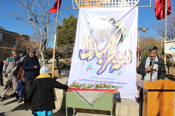 تمثال مبارک امام خمینی(ره) در شهر درق گلباران شد 